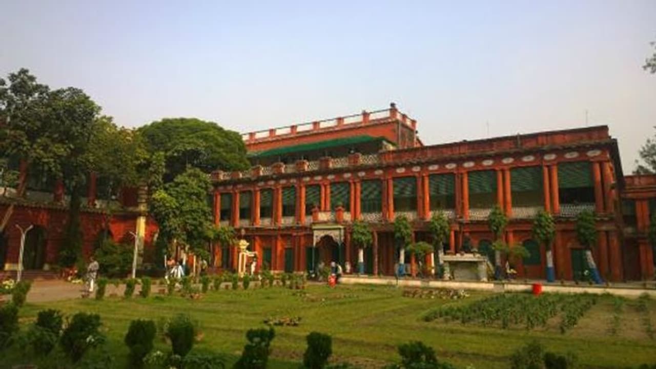 युवक और युवती के शरीर पर अपशब्द लिखी तस्वीर सोशल मीडिया पर हुई वायरल, कुलपति ने दिया इस्तीफा युवक और युवती के शरीर पर अपशब्द लिखी तस्वीर सोशल मीडिया पर हुई वायरल, कुलपति ने दिया इस्तीफा