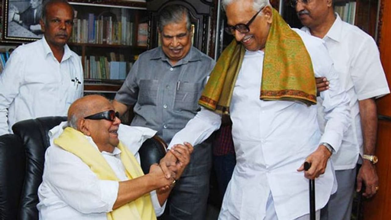 காசில்ல அன்பழகனுக்கு பயண காசு கொடுத்து மேடை ஏற்றிய கருணாநிதி..! காசில்ல அன்பழகனுக்கு பயண காசு கொடுத்து மேடை ஏற்றிய கருணாநிதி..!