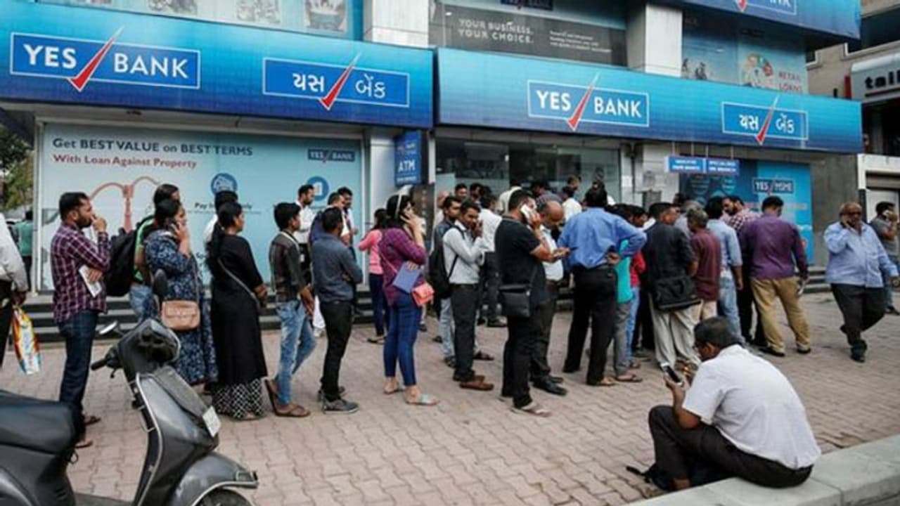 বিয়েতে বাধা ইয়েস ব্যাঙ্ক, ঘর ছেড়ে টাকার লাইনে কনে বিয়েতে বাধা ইয়েস ব্যাঙ্ক, ঘর ছেড়ে টাকার লাইনে কনে