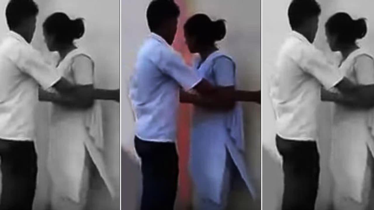 स्कूल में चल रहा था सांस्कृतिक कार्यक्रम, मंच के पीछे कैद हुई स्टूडेंट की शर्मनाक हरकत स्कूल में चल रहा था सांस्कृतिक कार्यक्रम, मंच के पीछे कैद हुई स्टूडेंट की शर्मनाक हरकत