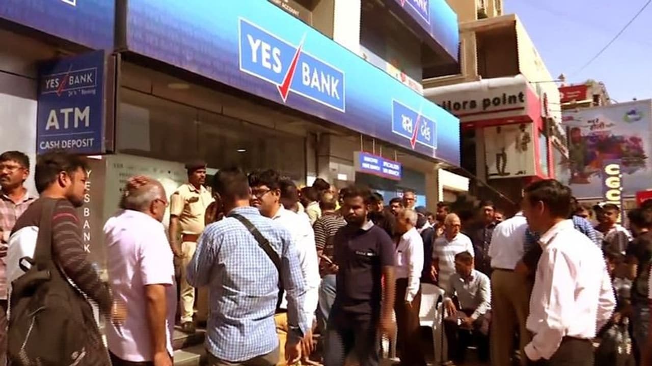 യെസ് ബാങ്കിനെ രക്ഷിക്കാന് എസ്ബിഐ; തീരുമാനം കാത്ത് നിക്ഷേപകര് യെസ് ബാങ്കിനെ രക്ഷിക്കാന് എസ്ബിഐ; തീരുമാനം കാത്ത് നിക്ഷേപകര്