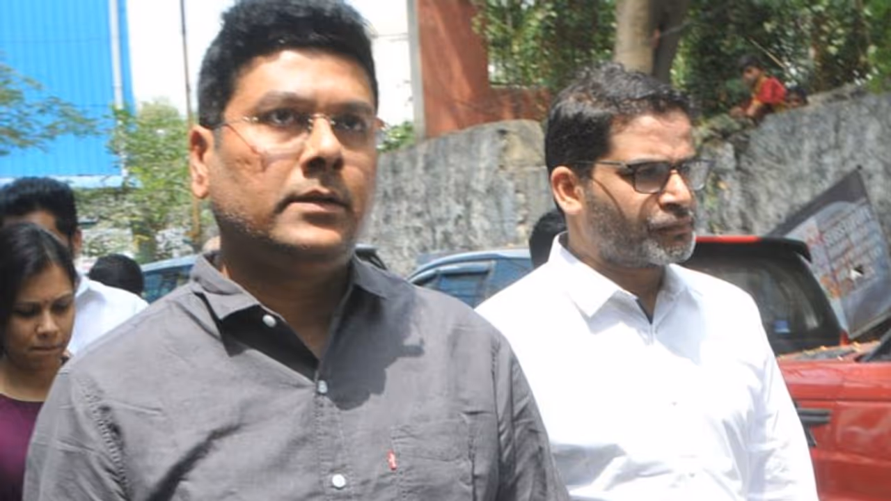 முதல்முறையாக வெளியே வந்த முயல்குட்டி... பிரசாந்த் கிஷோர் அன்பழகனுக்கு அஞ்சலி..! முதல்முறையாக வெளியே வந்த முயல்குட்டி... பிரசாந்த் கிஷோர் அன்பழகனுக்கு அஞ்சலி..!