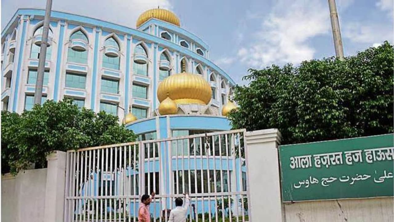 कोरोना वायरस से निबटने में योगी सरकार का बड़ा कदम, इस हज हाउस को बनाएगी 500 बेड का आइसोलेशन सेंटर कोरोना वायरस से निबटने में योगी सरकार का बड़ा कदम, इस हज हाउस को बनाएगी 500 बेड का आइसोलेशन सेंटर