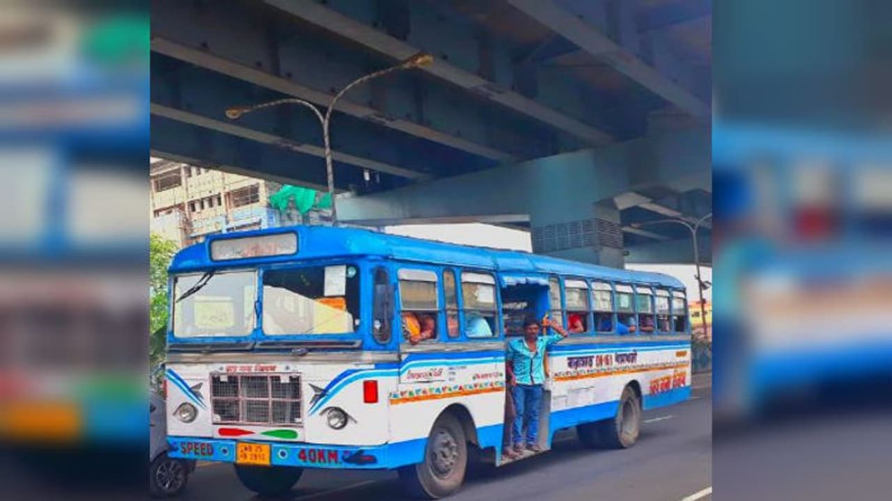 ই এম বাইপাস ছেড়ে বাড়িতে ঢুকে পড়ল লরি, আশঙ্কাজনক ২ ই এম বাইপাস ছেড়ে বাড়িতে ঢুকে পড়ল লরি, আশঙ্কাজনক ২