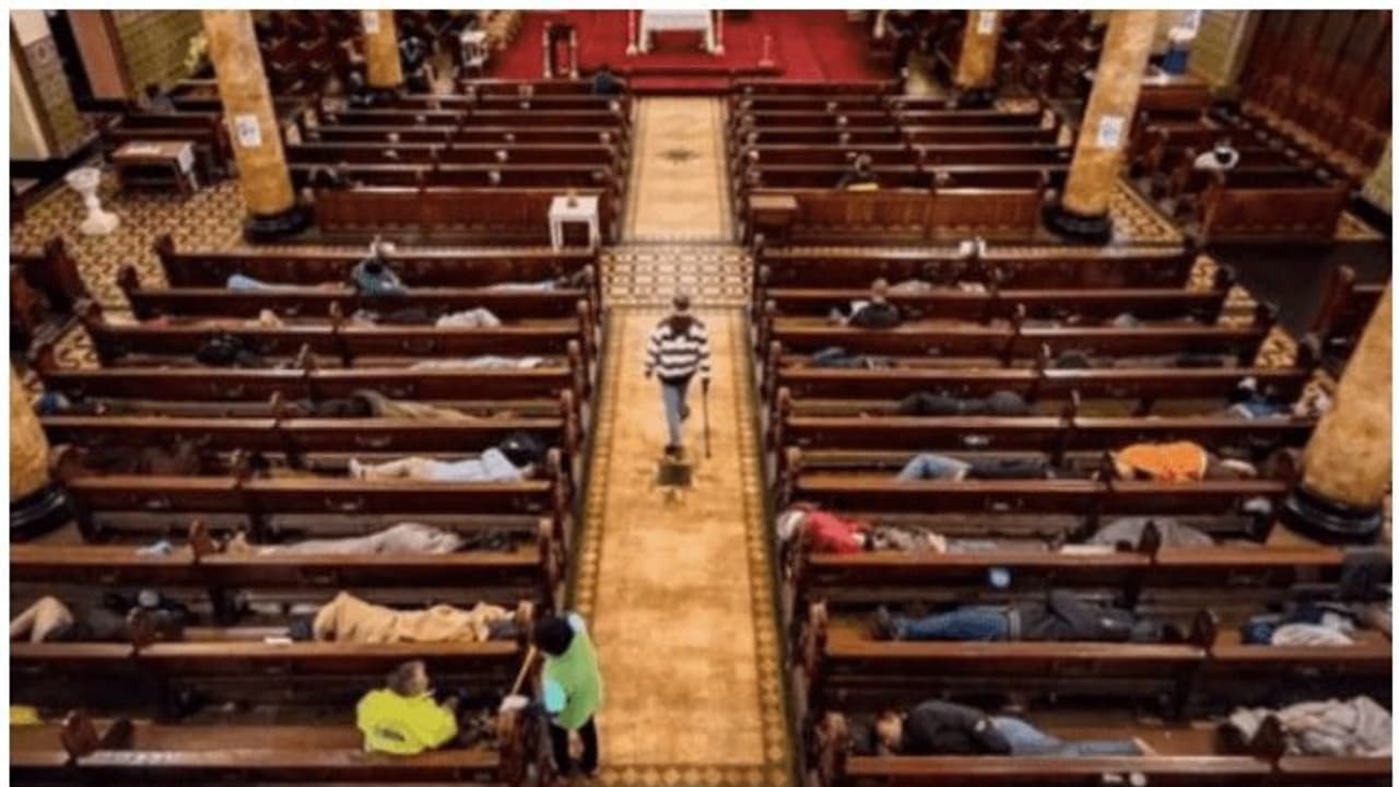 രാത്രിയിൽ തെരുവിലെ മക്കള്ക്ക് അന്തിയുറങ്ങാൻ വാതില് തുറക്കുന്ന പള്ളികൾ... രാത്രിയിൽ തെരുവിലെ മക്കള്ക്ക് അന്തിയുറങ്ങാൻ വാതില് തുറക്കുന്ന പള്ളികൾ...