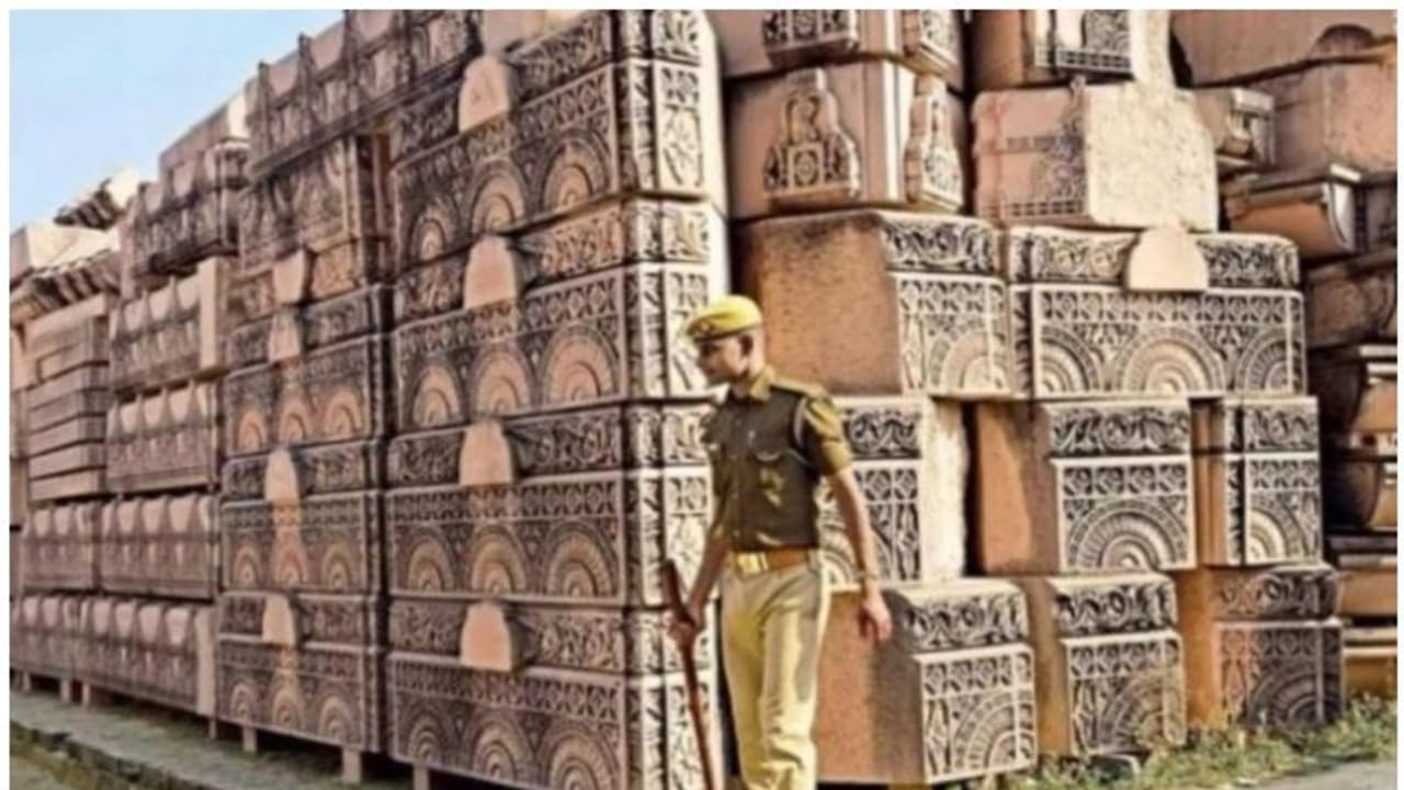 രാമക്ഷേത്ര നിര്മ്മാണത്തിന് പുരാതന നാണയം സമ്മാനിച്ച് മുസ്ലിം യുവാവ്, വില ലക്ഷങ്ങള് രാമക്ഷേത്ര നിര്മ്മാണത്തിന് പുരാതന നാണയം സമ്മാനിച്ച് മുസ്ലിം യുവാവ്, വില ലക്ഷങ്ങള്