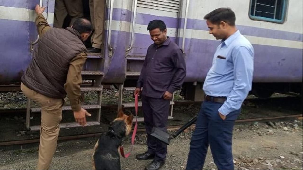 गाजीपुर प्रयाग डेमू ट्रेन की बोगी में धमाका,चार यात्री घायल, जांच में ये बातें आ रहीं सामने गाजीपुर प्रयाग डेमू ट्रेन की बोगी में धमाका,चार यात्री घायल, जांच में ये बातें आ रहीं सामने