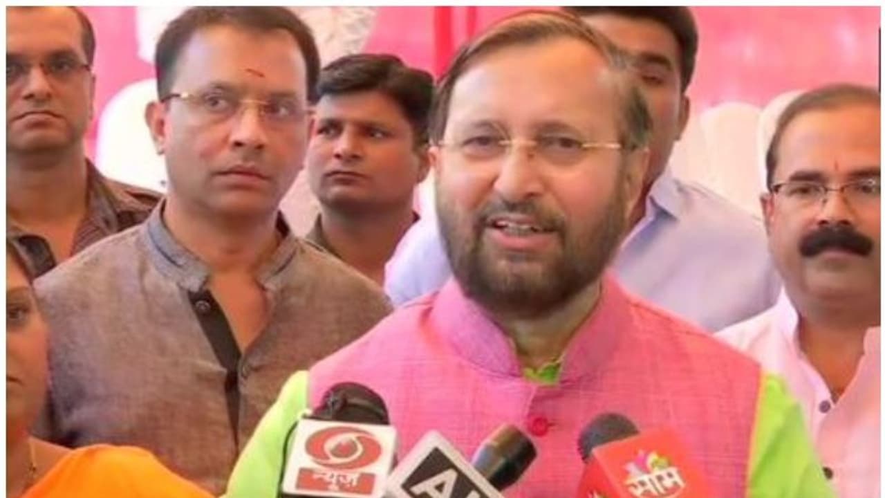 വിലക്ക്: മാധ്യമങ്ങള്ക്ക് നല്കിയ നോട്ടീസില് പിഴവെന്ന് കേന്ദ്രമന്ത്രി; ഉദ്യോഗസ്ഥരോട് വിശദീകരണം തേടി വിലക്ക്: മാധ്യമങ്ങള്ക്ക് നല്കിയ നോട്ടീസില് പിഴവെന്ന് കേന്ദ്രമന്ത്രി; ഉദ്യോഗസ്ഥരോട് വിശദീകരണം തേടി