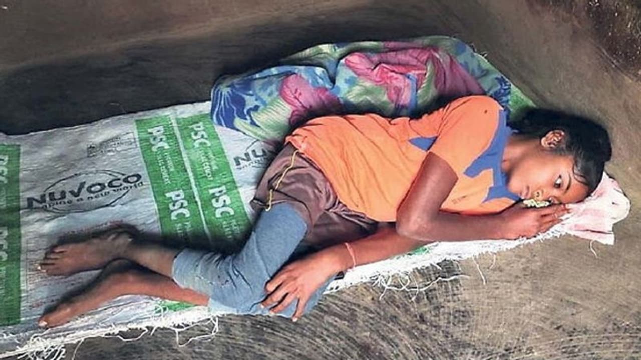 पिता को खोने के बाद बोलती थी, मां, मैं हूं न..लेकिन 6 साल पहले कुछ ऐसा घटा कि खुद घर में कैद होकर रह गई बच्ची पिता को खोने के बाद बोलती थी, मां, मैं हूं न..लेकिन 6 साल पहले कुछ ऐसा घटा कि खुद घर में कैद होकर रह गई बच्ची