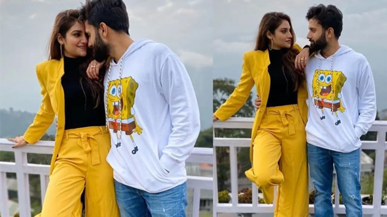 নুসরতের কোলে শুয়ে নিখিল, আহ্লাদে আটখানা নুসরত