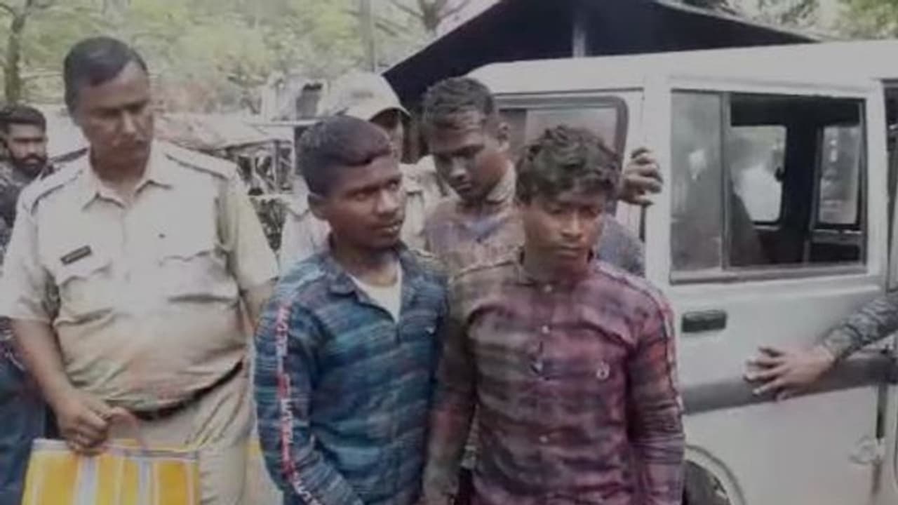 বিবাহ বর্হিভূত সম্পর্কের কারণে গহবধূকে পিটিয়ে 'খুন', পুলিশের জালে তিন অভিযুক্ত বিবাহ বর্হিভূত সম্পর্কের কারণে গহবধূকে পিটিয়ে 'খুন', পুলিশের জালে তিন অভিযুক্ত