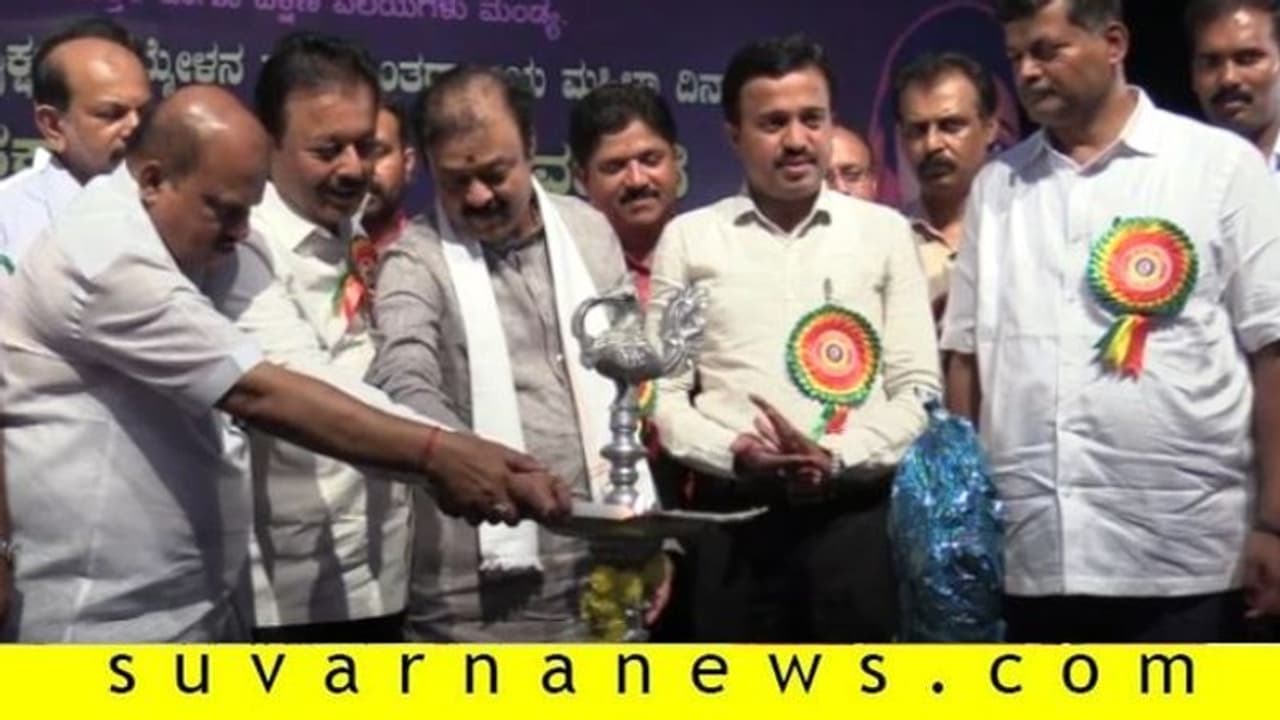 ಸಚಿವ ನಾರಾಯಣ ಗೌಡ ಜೊತೆ ವೇದಿಕೆ ಹಂಚಿಕೊಂಡ 'ಕೈ' ಮುಖಂಡ ಸಚಿವ ನಾರಾಯಣ ಗೌಡ ಜೊತೆ ವೇದಿಕೆ ಹಂಚಿಕೊಂಡ 'ಕೈ' ಮುಖಂಡ