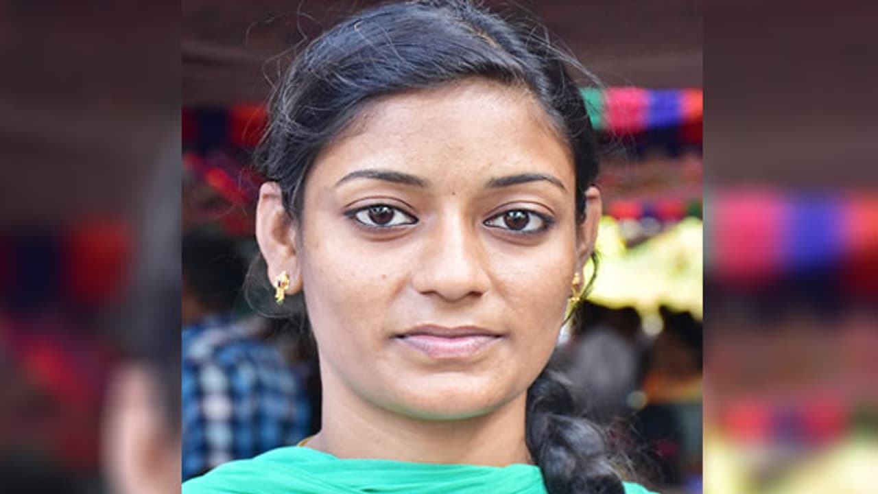 துப்புரவாளர் பணியில் சேர்ந்த Msc மாணவி..! என்ன காரணம் சொல்கிறார் பாருங்கள்..! துப்புரவாளர் பணியில் சேர்ந்த Msc மாணவி..! என்ன காரணம் சொல்கிறார் பாருங்கள்..!