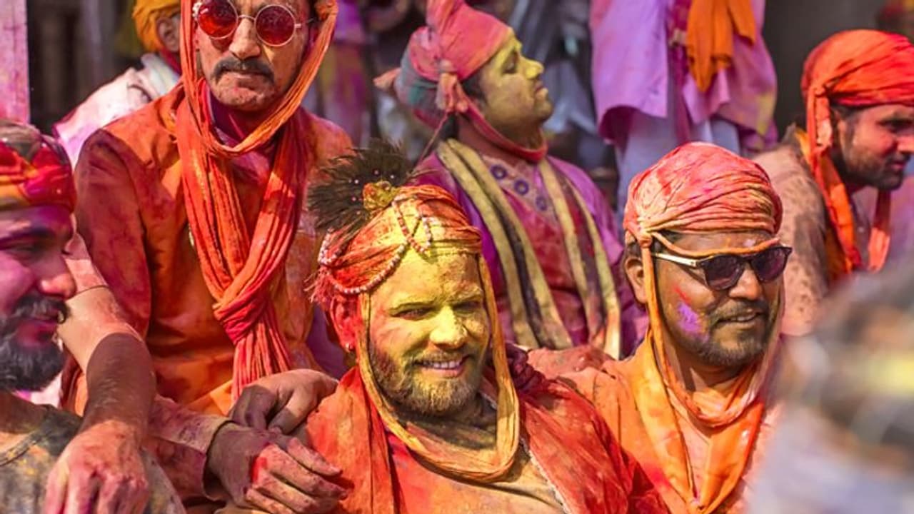 बिजनेस और नौकरी के अनुसार इन रंगों से खेलें होली, घर में बनी रहेगी सुख समृद्धि बिजनेस और नौकरी के अनुसार इन रंगों से खेलें होली, घर में बनी रहेगी सुख समृद्धि