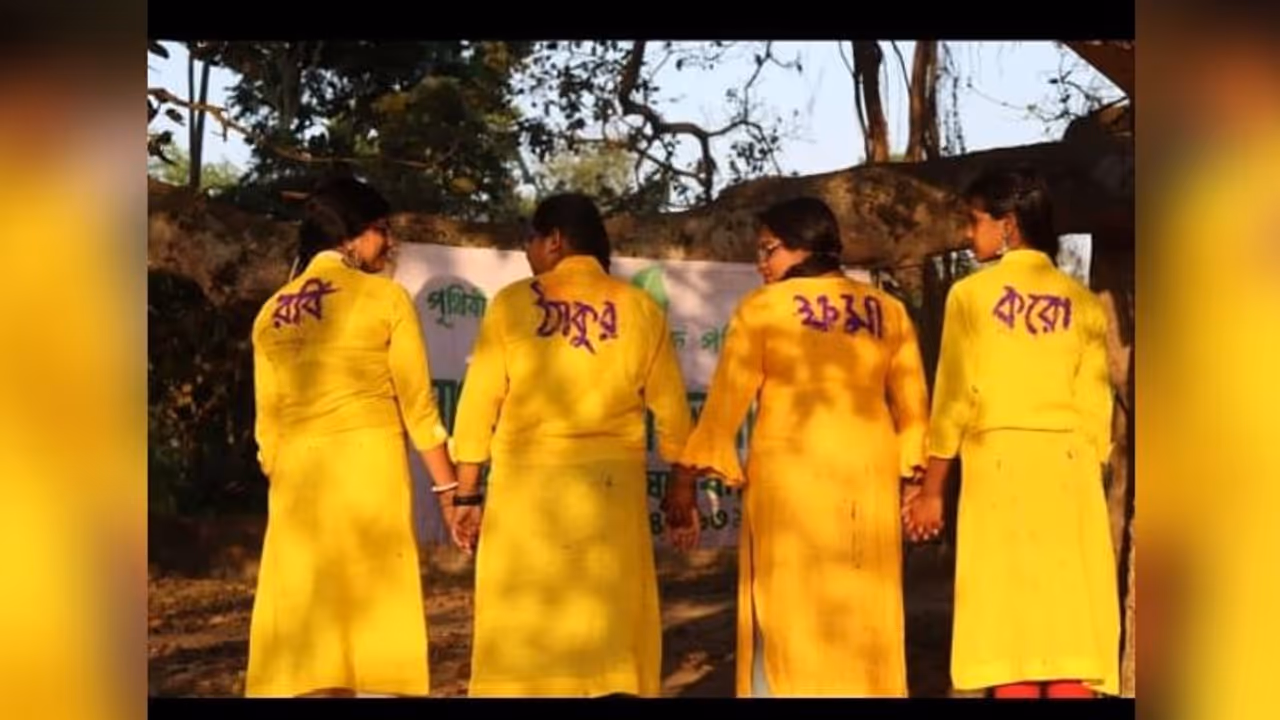 ক্ষমা চেয়ে রবীন্দ্রনাথের গানে অশানীল শব্দ ব্যবহারের প্রতিবাদ হাওড়ায় চার মহিলার