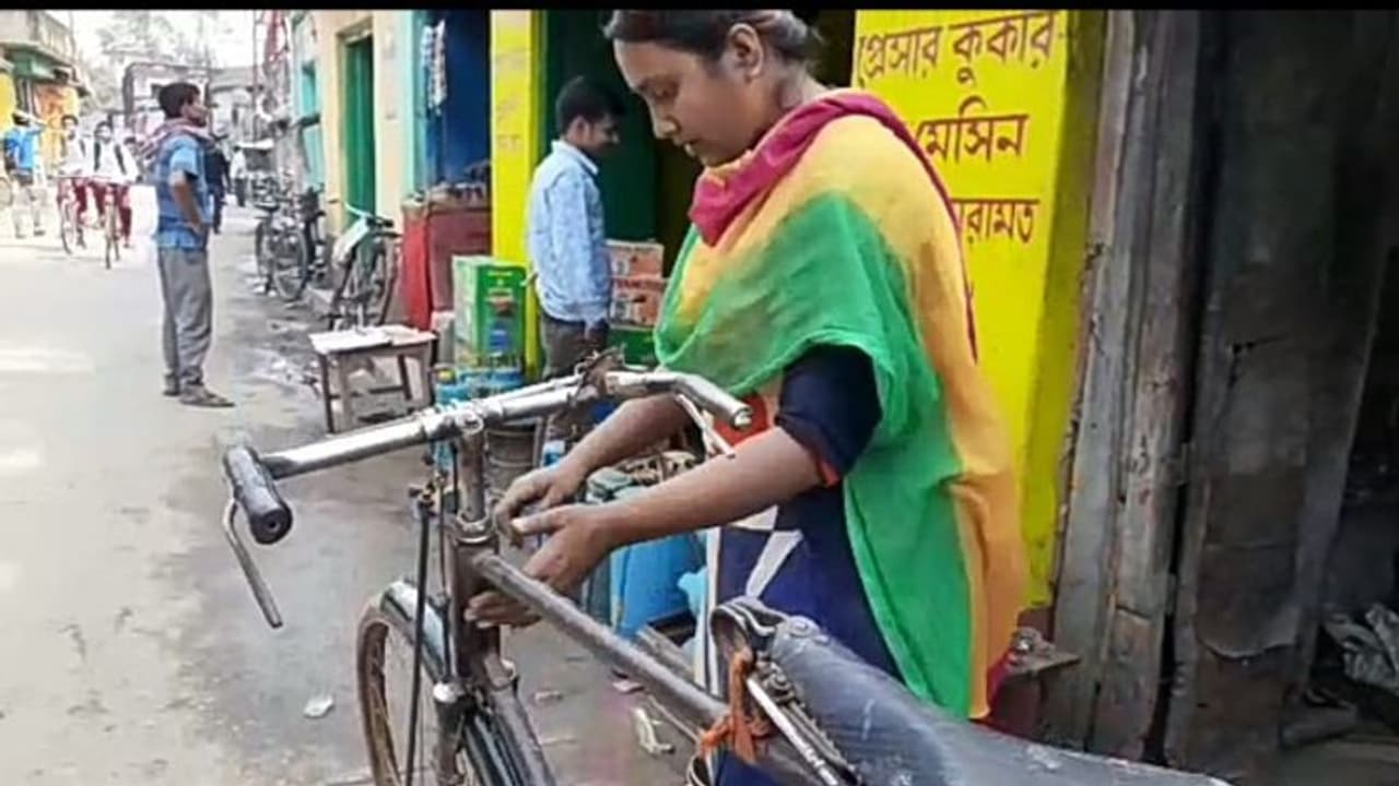 বাবাকে হারিয়েও বোনেদের পড়াল নার্সিং, জীবন যুদ্ধে সফল বাঁকুড়ার সাইকেল মেকানিক চায়না বাবাকে হারিয়েও বোনেদের পড়াল নার্সিং, জীবন যুদ্ধে সফল বাঁকুড়ার সাইকেল মেকানিক চায়না