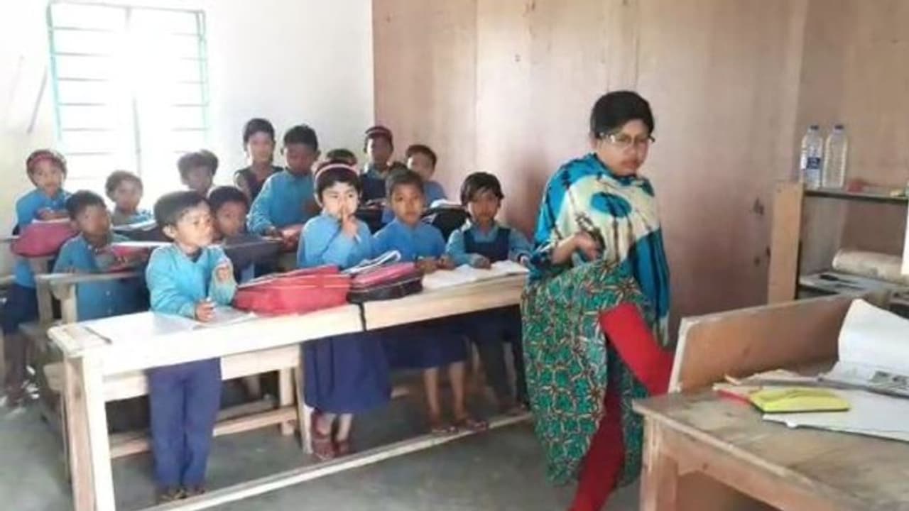 পায়ে লিখেই কচিকাঁচাদের বর্ণপরিচয় দান, আলোর পথে রায়গঞ্জের শিক্ষিকা পায়ে লিখেই কচিকাঁচাদের বর্ণপরিচয় দান, আলোর পথে রায়গঞ্জের শিক্ষিকা