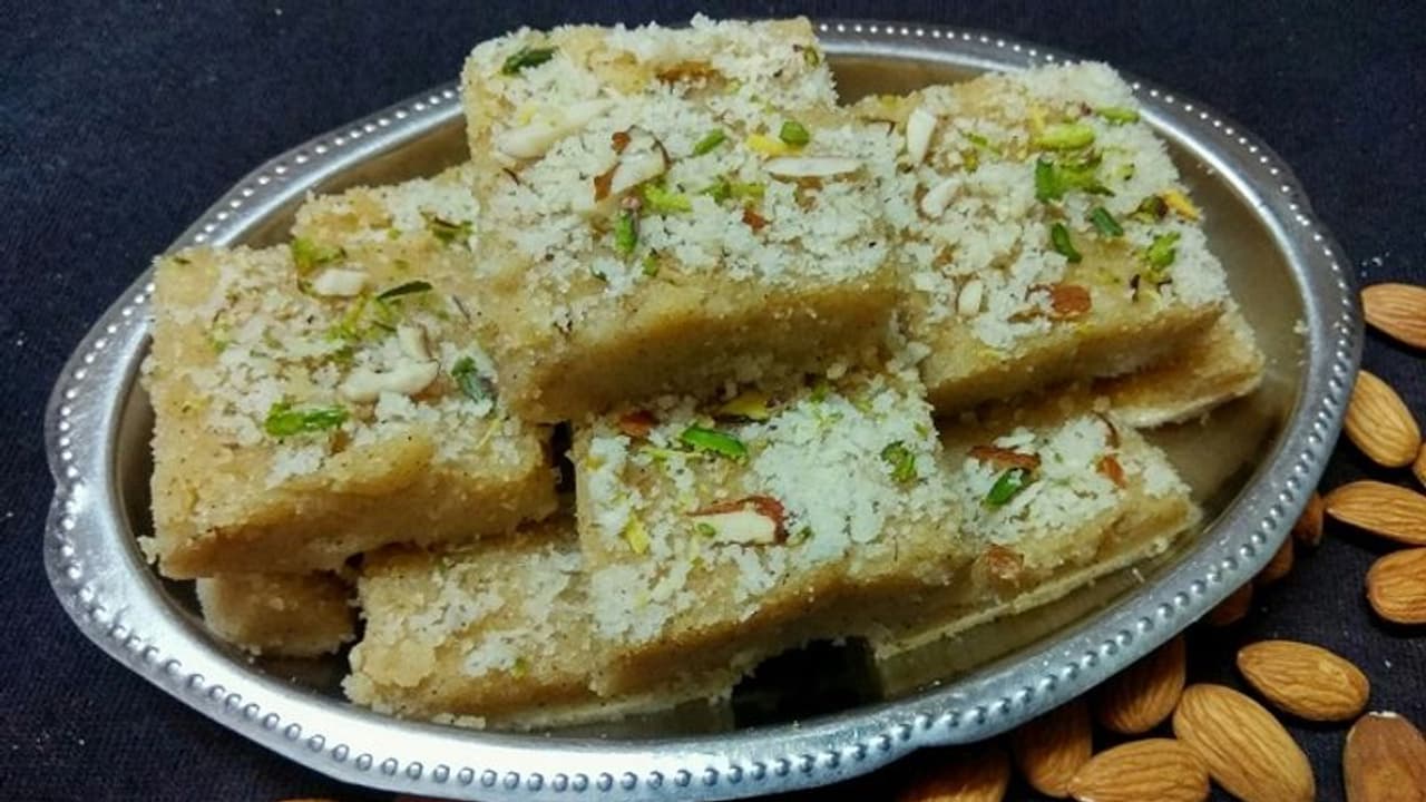 इस बार होली पर बनाएं सूजी की बर्फी, सभी को पसंद आएगा इसका स्वाद इस बार होली पर बनाएं सूजी की बर्फी, सभी को पसंद आएगा इसका स्वाद