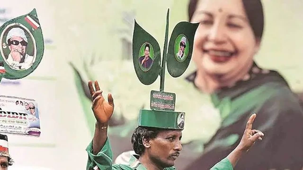 அதிமுகவில் இப்படியொரு அக்கப்போரா..? ஜெயலலிதா இருந்திருந்தால் இதெல்லாம் நடக்குமா..?