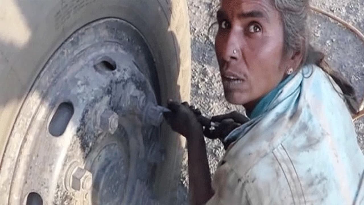 हौंसले की मिसाल: पंचर बनाकर अपना परिवार पालती है यह महिला, बेटियों को पढ़ाया..पति की हो चुकी है मौत हौंसले की मिसाल: पंचर बनाकर अपना परिवार पालती है यह महिला, बेटियों को पढ़ाया..पति की हो चुकी है मौत