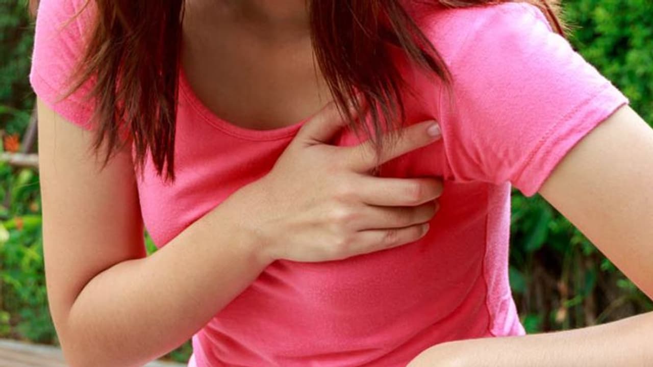 സ്ത്രീകളിലെ ഹൃദയാഘാതം; അറിയാം പ്രധാനപ്പെട്ട ലക്ഷണങ്ങൾ സ്ത്രീകളിലെ ഹൃദയാഘാതം; അറിയാം പ്രധാനപ്പെട്ട ലക്ഷണങ്ങൾ