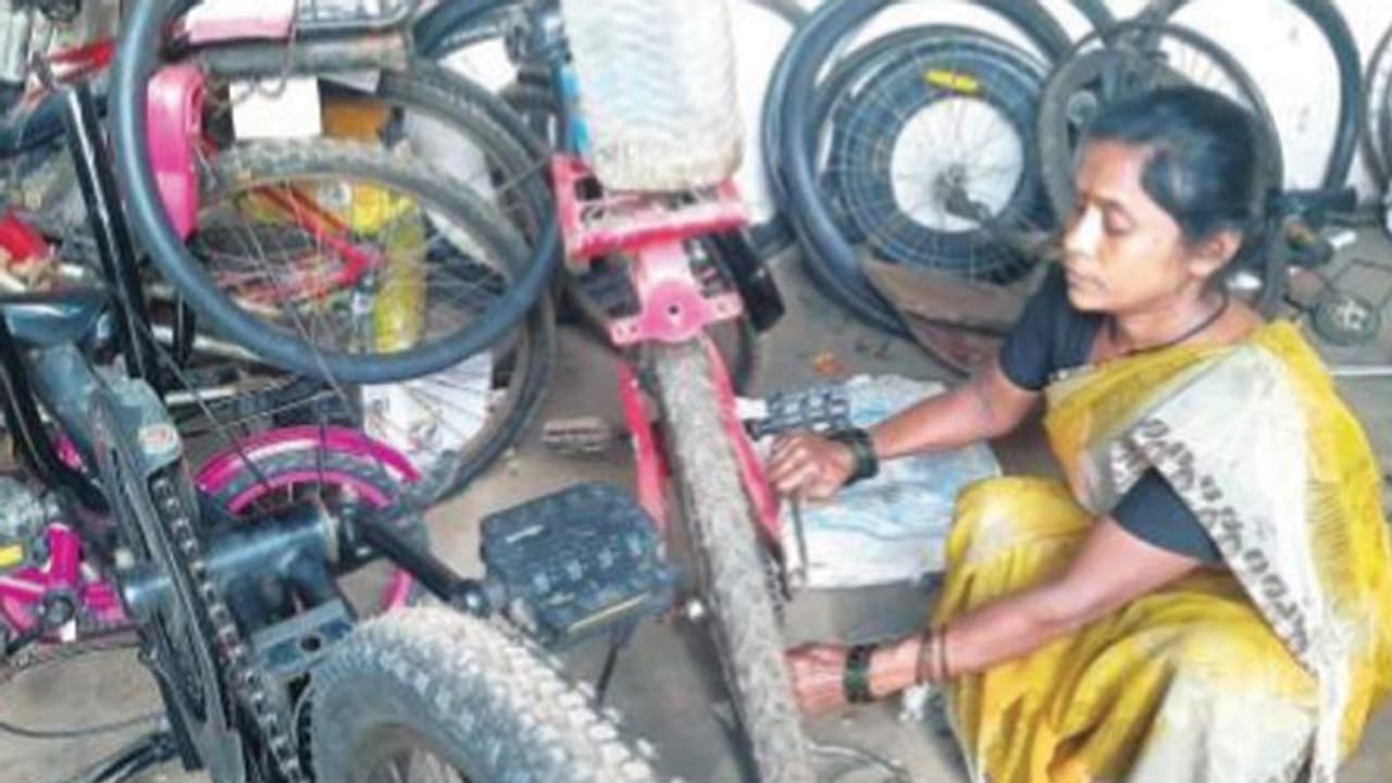 ಸೈಕಲ್ ರಿಪೇರಿ ಮಾಡಿ ಕುಟುಂಬ ನಿರ್ವಹಿಸುತ್ತಿರುವ ಛಲಗಾತಿ ಸೈಕಲ್ ರಿಪೇರಿ ಮಾಡಿ ಕುಟುಂಬ ನಿರ್ವಹಿಸುತ್ತಿರುವ ಛಲಗಾತಿ