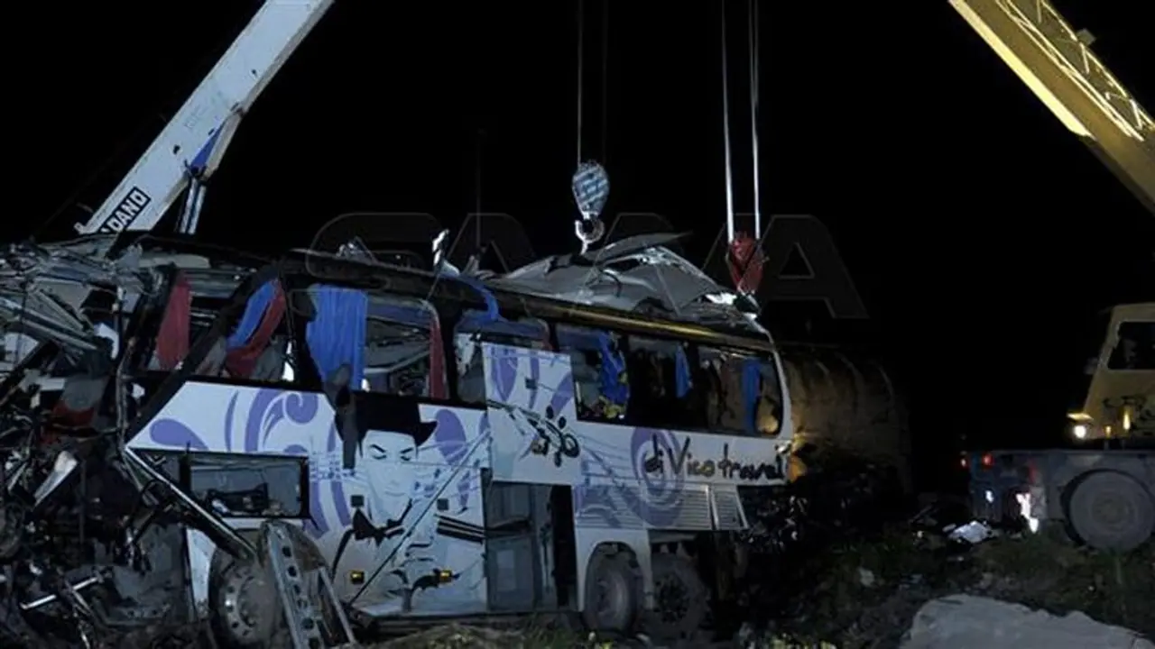 வாகனங்கள் மீது பயங்கரமாக மோதிய எரிபொருள் லாரி..! 30 பேர் ரத்த வெள்ளத்தில் பலி..! வாகனங்கள் மீது பயங்கரமாக மோதிய எரிபொருள் லாரி..! 30 பேர் ரத்த வெள்ளத்தில் பலி..!