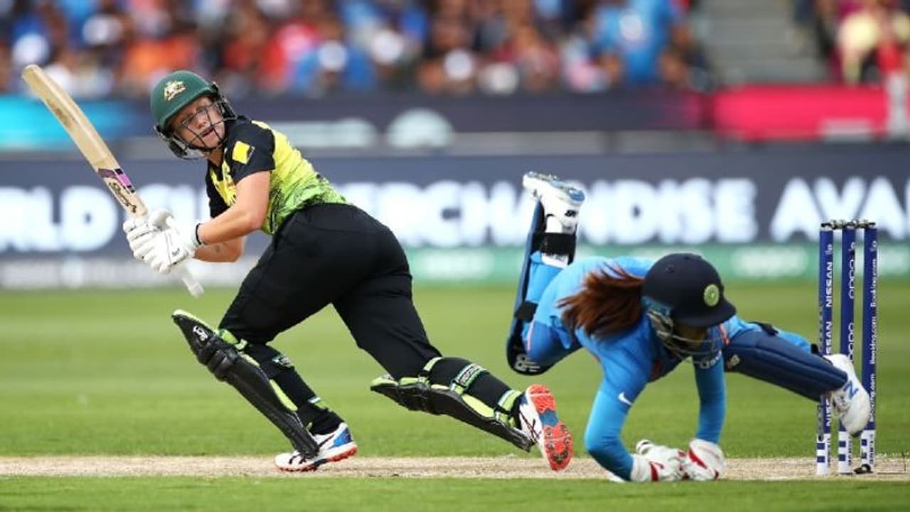 തകര്‍ത്തടിച്ച് ഓസ്‌ട്രേലിയന്‍ ഓപ്പണര്‍മാര്‍; അവസരങ്ങള്‍ നഷ്ടമാക്കി ഇന്ത്യന്‍ ഫീല്‍ഡര്‍മാര്‍