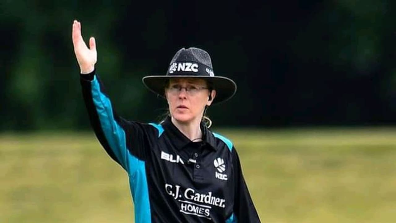 নারী দিবসকে আইসিসি র কুর্ণিশ, বিশ্বকাপে র ফাইনাল খেলাতে মাঠে নামলেন কিম কটন