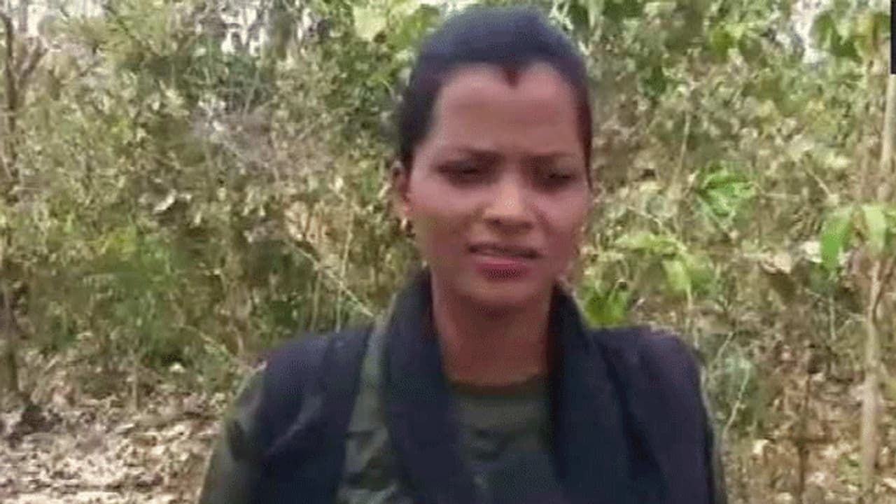 సూపర్ మహిళ: మావోల ఏరివేతకు అడవిలో ఎనిమిది నెలల గర్భిణీ సూపర్ మహిళ: మావోల ఏరివేతకు అడవిలో ఎనిమిది నెలల గర్భిణీ