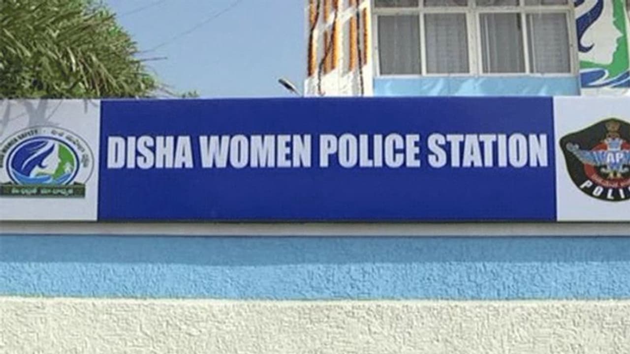 ''దారుణం... దిశ పోలీస్ స్టేషన్ సిబ్బంది చేతిలోనే యువతి అత్యాచారం..'' ''దారుణం... దిశ పోలీస్ స్టేషన్ సిబ్బంది చేతిలోనే యువతి అత్యాచారం..''