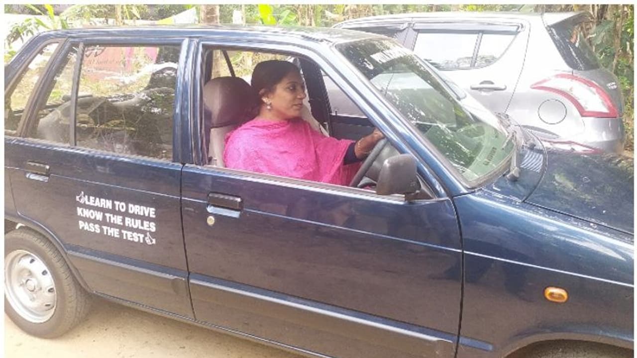 പഠിച്ചത് ലാബ് ടെക്നീഷ്യൻ കോഴ്സ്, 16 വര്‍ഷമായി ജീവിക്കുന്നത് ഡ്രൈവിങ്ങ് പരിശീലകയായി