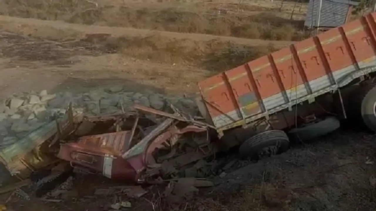 ನರಗುಂದ: ಸ್ಟೇರಿಂಗ್ ಕಟ್ಟಾಗಿ ಕಂದಕಕ್ಕೆ ಉರುಳಿ ಬಿದ್ದ ಲಾರಿ! ನರಗುಂದ: ಸ್ಟೇರಿಂಗ್ ಕಟ್ಟಾಗಿ ಕಂದಕಕ್ಕೆ ಉರುಳಿ ಬಿದ್ದ ಲಾರಿ!