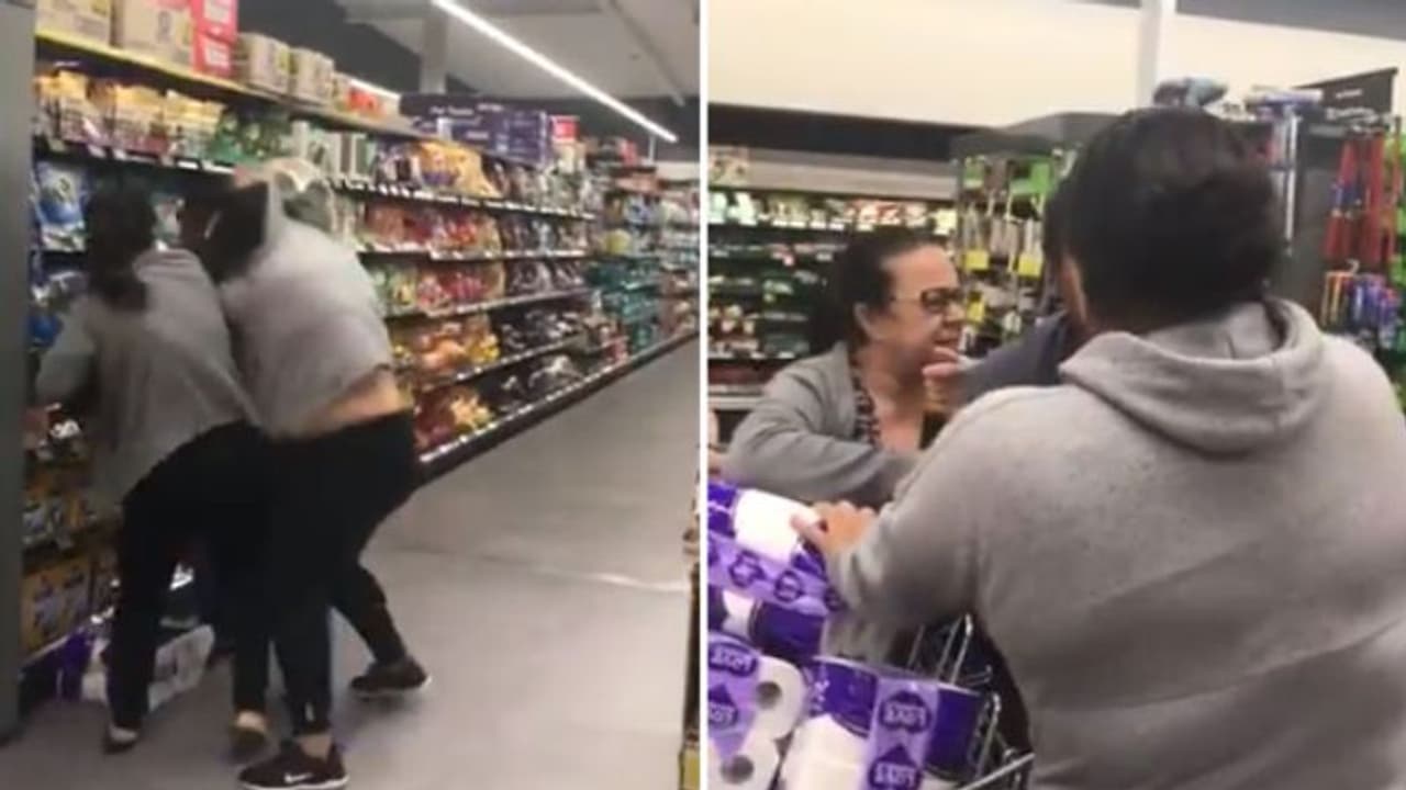ടോയിലറ്റ് പേപ്പറിനായി സൂപ്പര്‍മാര്‍ക്കറ്റില്‍ സ്ത്രീകളുടെ പൊരിഞ്ഞ തല്ല്; വീഡിയോ...