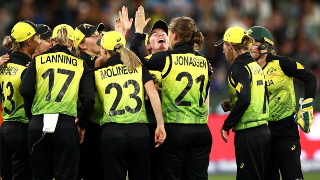 टी 20 वर्ल्ड कप फाइनल : भारत को लगा झटका, 85 रनों से हराकर पांचवीं बार चैंपियन बना ऑस्ट्रेलिया टी 20 वर्ल्ड कप फाइनल : भारत को लगा झटका, 85 रनों से हराकर पांचवीं बार चैंपियन बना ऑस्ट्रेलिया