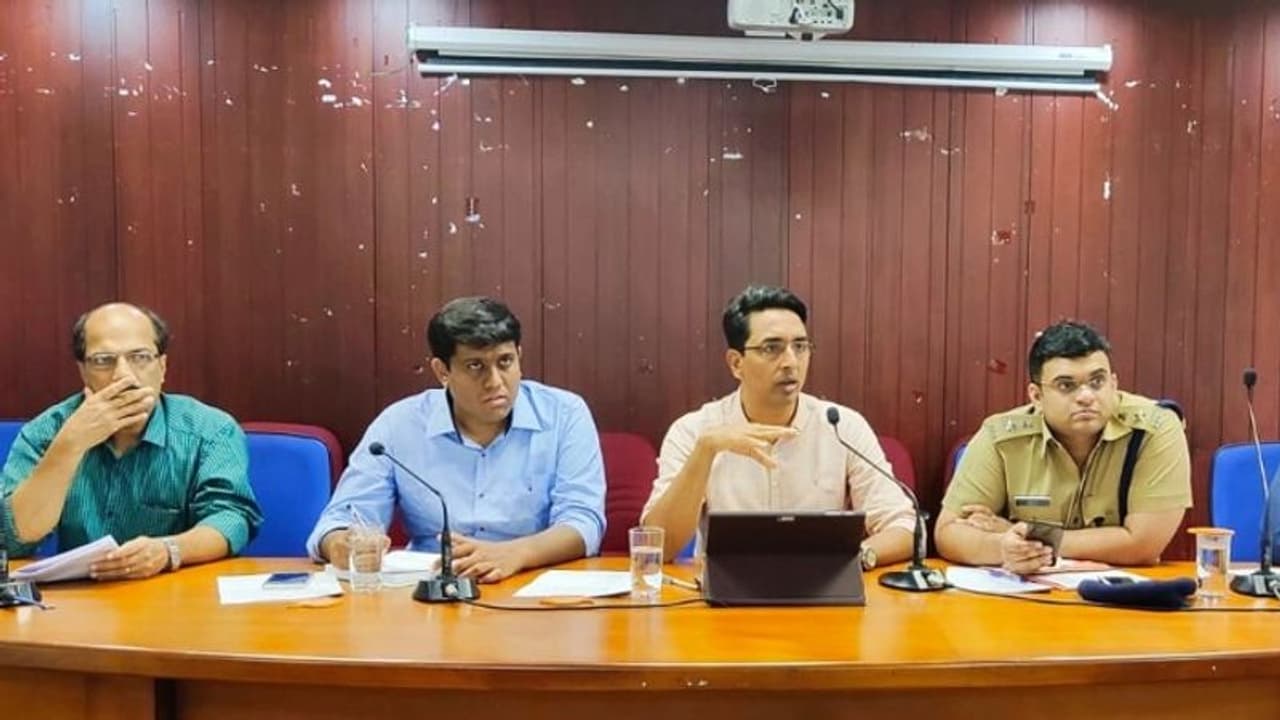 കൊവിഡ് 19: രോഗബാധിതര് കണ്ടവരെയെല്ലാം കണ്ടെത്തണം; പത്തനംതിട്ടയില് മാത്രം 3000 പേര് നിരീക്ഷണത്തിലാവും കൊവിഡ് 19: രോഗബാധിതര് കണ്ടവരെയെല്ലാം കണ്ടെത്തണം; പത്തനംതിട്ടയില് മാത്രം 3000 പേര് നിരീക്ഷണത്തിലാവും