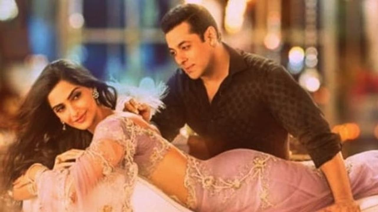 வேர்த்து விறுவிறுத்த சல்மான் கான்... பட விழாவில் பிரபல நடிகையிடம் செய்த காரியம்... வைரலாகும் வீடியோ...! வேர்த்து விறுவிறுத்த சல்மான் கான்... பட விழாவில் பிரபல நடிகையிடம் செய்த காரியம்... வைரலாகும் வீடியோ...!