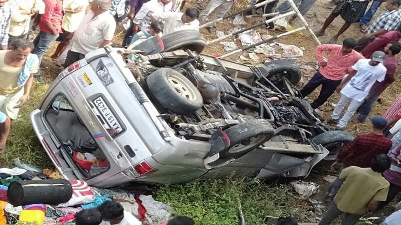 ಚಿಕ್ಕಬಳ್ಳಾಪುರ: ಚಾಲಕನ ನಿಯಂತ್ರಣ ತಪ್ಪಿ ಸೇತುವೆಯಿಂದ ಕೆಳಗೆ ಬಿದ್ದ ಕಾರು! ಚಿಕ್ಕಬಳ್ಳಾಪುರ: ಚಾಲಕನ ನಿಯಂತ್ರಣ ತಪ್ಪಿ ಸೇತುವೆಯಿಂದ ಕೆಳಗೆ ಬಿದ್ದ ಕಾರು!