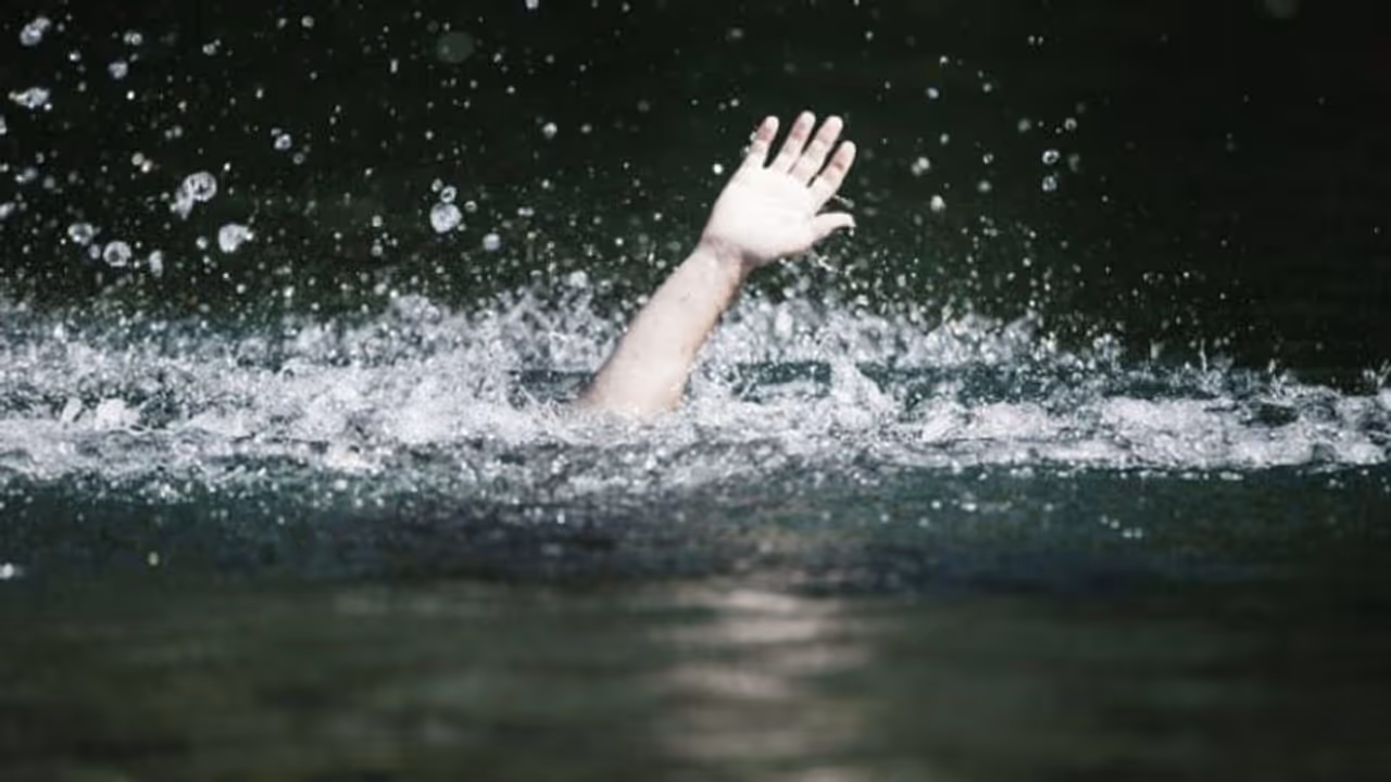 കൂട്ടുകാർക്കൊപ്പം പുഴയിൽ കുളിക്കാനിറങ്ങിയ ഏഴാം ക്ലാസുകാരൻ മുങ്ങി മരിച്ചു കൂട്ടുകാർക്കൊപ്പം പുഴയിൽ കുളിക്കാനിറങ്ങിയ ഏഴാം ക്ലാസുകാരൻ മുങ്ങി മരിച്ചു