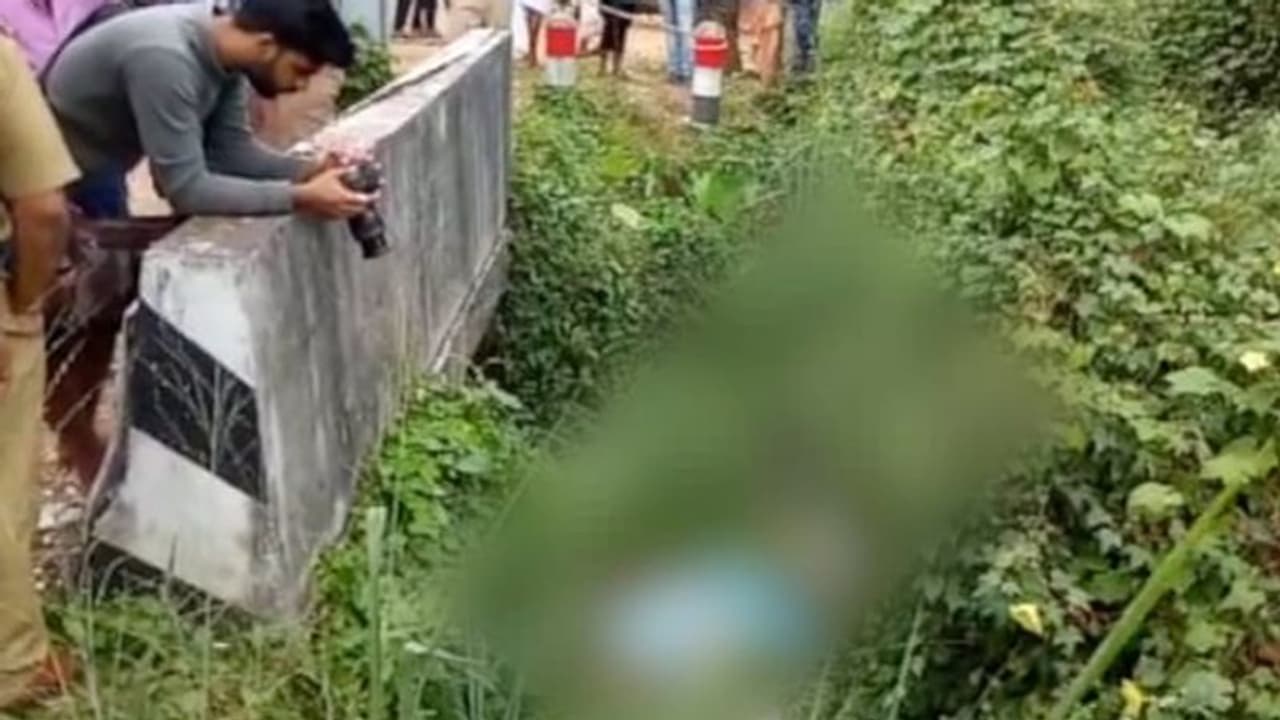 സംസ്കാരത്തിന് പണമില്ല; അമ്മയുടെ മൃതദേഹം കാറില് കൊണ്ടുനടന്ന് അഴുക്ക് ചാലിൽ ഉപേക്ഷിച്ച മകന് അറസ്റ്റില് സംസ്കാരത്തിന് പണമില്ല; അമ്മയുടെ മൃതദേഹം കാറില് കൊണ്ടുനടന്ന് അഴുക്ക് ചാലിൽ ഉപേക്ഷിച്ച മകന് അറസ്റ്റില്