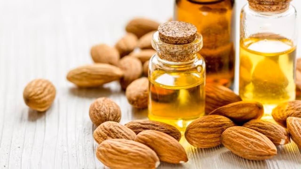 മുഖം തിളങ്ങാൻ ബദാം ഓയിൽ; ഈ രീതിയിൽ ഉപയോഗിക്കൂ മുഖം തിളങ്ങാൻ ബദാം ഓയിൽ; ഈ രീതിയിൽ ഉപയോഗിക്കൂ