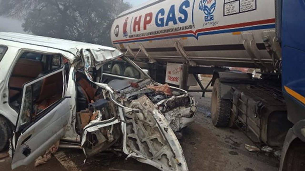 बेमौसम बारिश से ऐसी छाई धुंध कि ट्रक से टकराकर टवेरा के उड़ गए परखच्चे, दूर तक सुनाई पड़ीं चीखें बेमौसम बारिश से ऐसी छाई धुंध कि ट्रक से टकराकर टवेरा के उड़ गए परखच्चे, दूर तक सुनाई पड़ीं चीखें