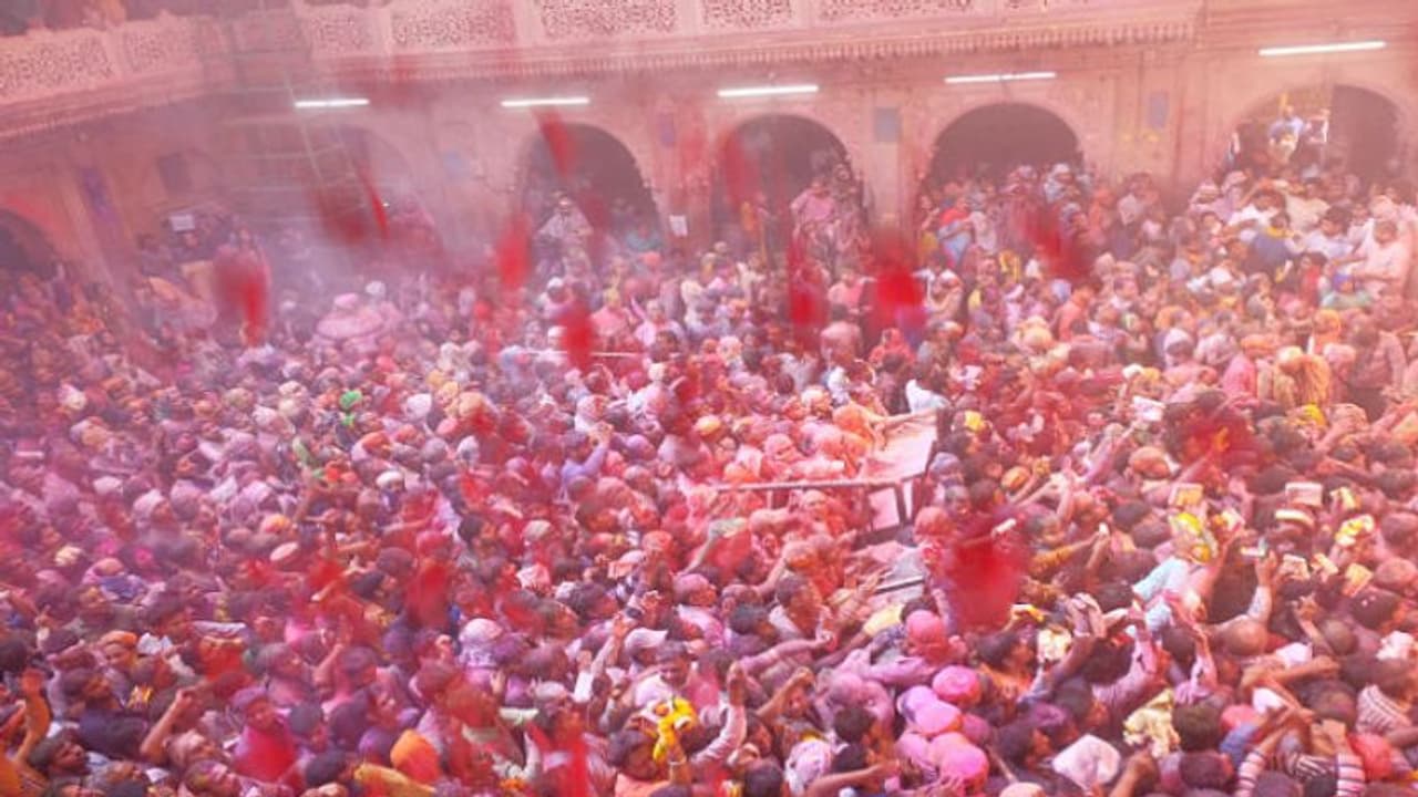 বৃন্দাবনের বাঁকে বিহারী মেতেছে হোলির উৎসবে, দেখুন শ্রীকৃষ্ণের লীলাক্ষেত্রের রঙ খেলা বৃন্দাবনের বাঁকে বিহারী মেতেছে হোলির উৎসবে, দেখুন শ্রীকৃষ্ণের লীলাক্ষেত্রের রঙ খেলা