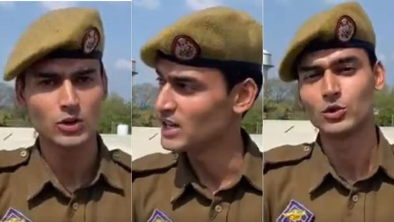 'കാക്കിക്കുള്ളിലെ കലാഹൃദയം'; അടിച്ചുപൊളി റാപ്പുമായി പൊലീസുകാരൻ, കയ്യടിച്ച് സൈബർ ലോകം, വീഡിയോ വൈറൽ 'കാക്കിക്കുള്ളിലെ കലാഹൃദയം'; അടിച്ചുപൊളി റാപ്പുമായി പൊലീസുകാരൻ, കയ്യടിച്ച് സൈബർ ലോകം, വീഡിയോ വൈറൽ