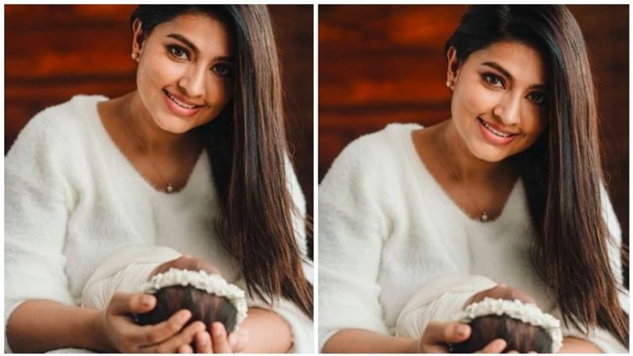 சினேகாவை உரித்து வைத்திருக்கும் மகள்! முதல் முறையாக குழந்தையின் புகைப்படத்தை வெளியிட்ட நடிகை! சினேகாவை உரித்து வைத்திருக்கும் மகள்! முதல் முறையாக குழந்தையின் புகைப்படத்தை வெளியிட்ட நடிகை!