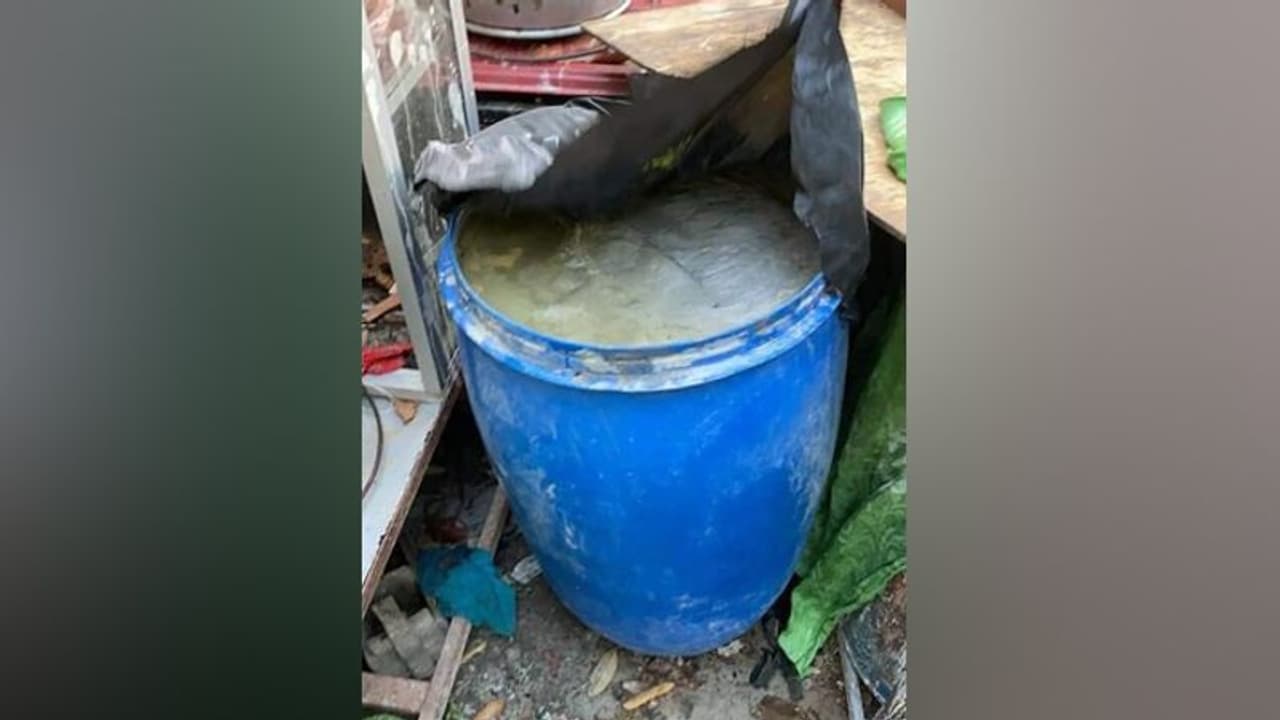 ಬೆಂಗಳೂರು: ರೈಲು ನಿಲ್ದಾಣ ಬಳಿ ಡ್ರಮ್ನಲ್ಲಿ ಮಹಿಳೆ ಶವ ಪತ್ತೆ, ತನಿಖೆಗೆ 3 ತಂಡ ಬೆಂಗಳೂರು: ರೈಲು ನಿಲ್ದಾಣ ಬಳಿ ಡ್ರಮ್ನಲ್ಲಿ ಮಹಿಳೆ ಶವ ಪತ್ತೆ, ತನಿಖೆಗೆ 3 ತಂಡ