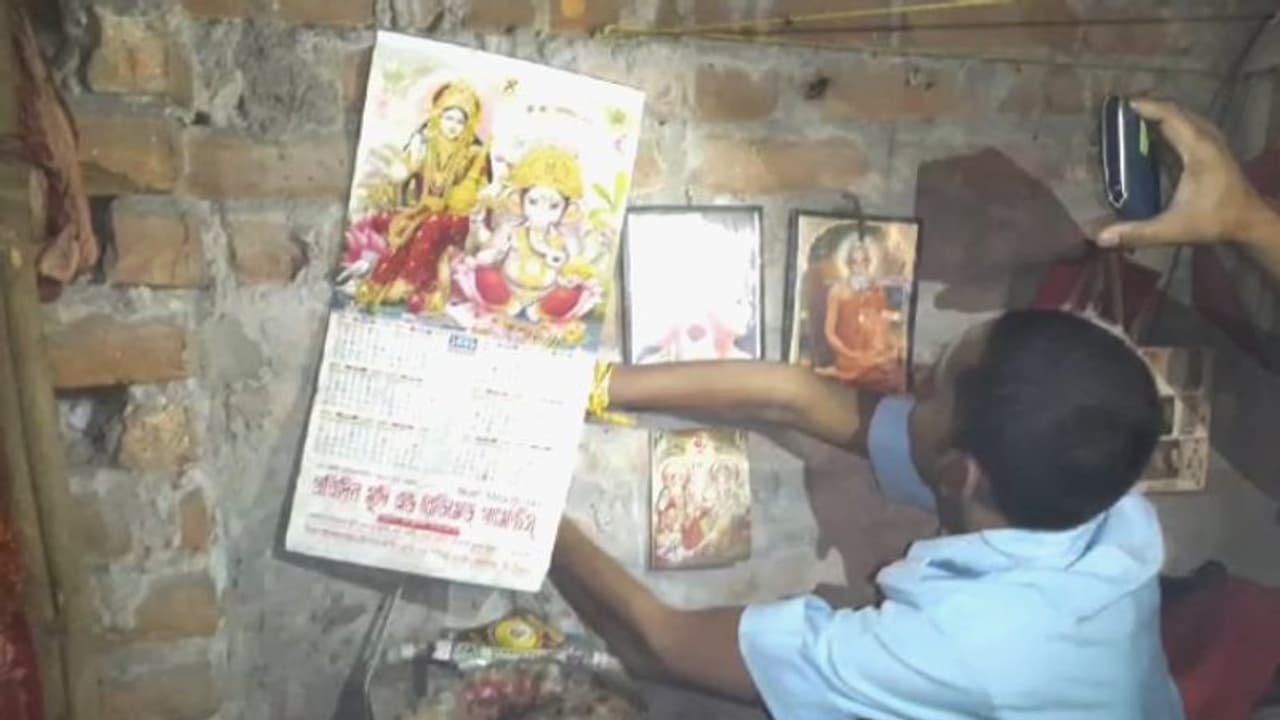 তক্ষকের খাবার জোগাতে ওষ্ঠাগত প্রাণ, আরশোলা ধরে বেড়াচ্ছে পুলিশ তক্ষকের খাবার জোগাতে ওষ্ঠাগত প্রাণ, আরশোলা ধরে বেড়াচ্ছে পুলিশ