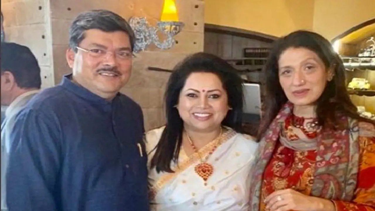 ৩৫ বছরের পুরনো বান্ধবীকে বিয়ে ,৬০ বছরে সাতপাকে বাঁধা পড়লেন কংগ্রেস নেতা