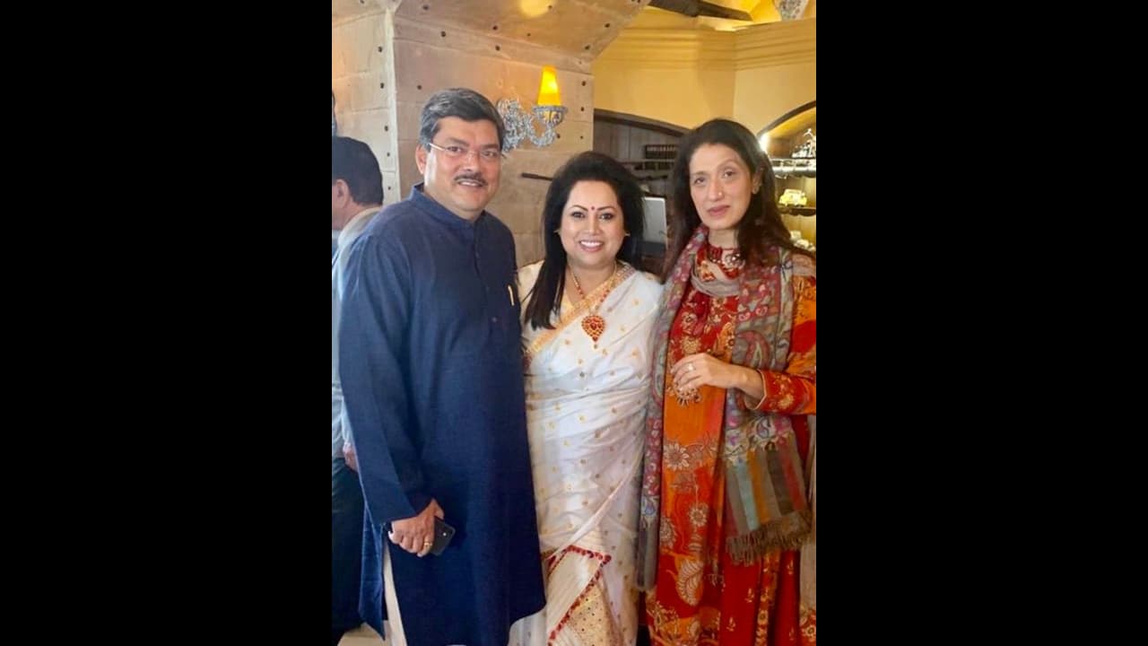 స్నేహితురాలితో వివాహం: 60 ఏళ్ల వయసులో పెళ్లి కొడుకైన మాజీ కేంద్రమంత్రి స్నేహితురాలితో వివాహం: 60 ఏళ్ల వయసులో పెళ్లి కొడుకైన మాజీ కేంద్రమంత్రి