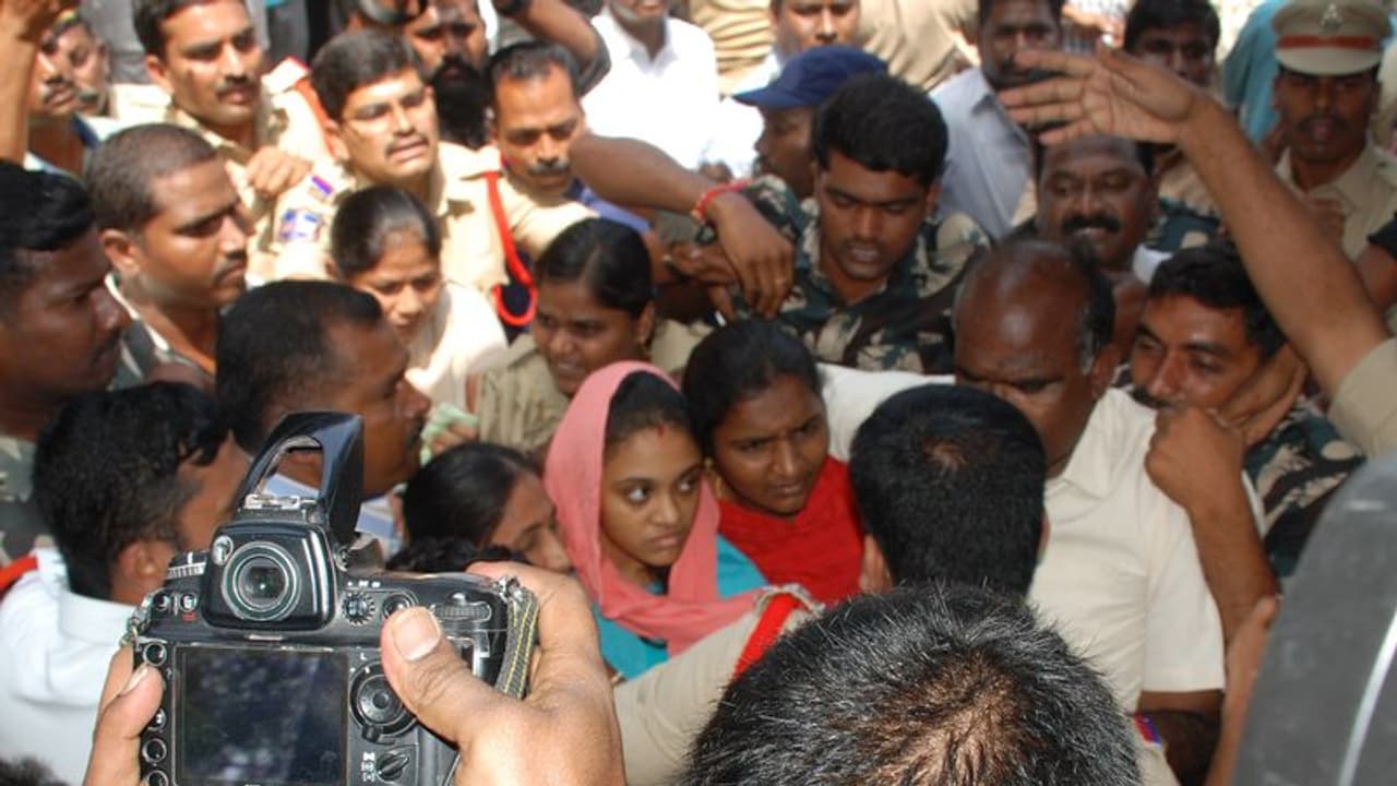 మిర్యాలగూడ స్మశానవాటికలో ఉద్రిక్తత, నాన్నను చూడలేదు: అమృత మిర్యాలగూడ స్మశానవాటికలో ఉద్రిక్తత, నాన్నను చూడలేదు: అమృత